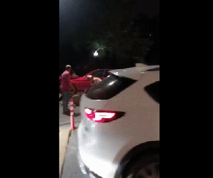 Hà Nội: Xe Mercedes nát đầu khi đâm vào cầu vượt, nữ tài xế lảo đảo bước lên ghế lái