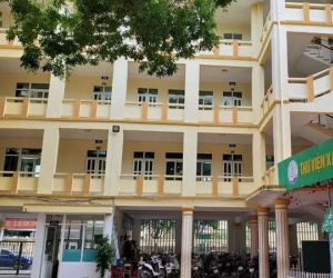 Nam sinh lớp 5 rơi từ tầng 4 trường học xuống đất