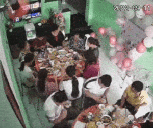 Video: Sàn nhà bất ngờ sập lún khi đang ăn sinh nhật