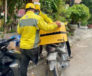 Shipper khuyết một chân nhảy lò cò đi giao hàng gây xúc động