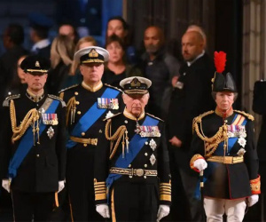 Vua Charles III cùng các em đứng gác bên linh cữu cố Nữ hoàng Anh