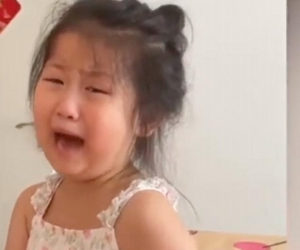 Bé gái mếu máo khóc vì bị nói giống bố