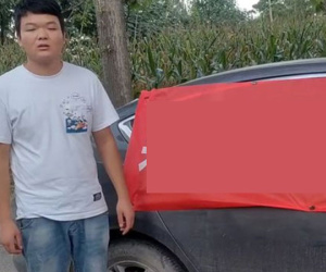 Anh chàng treo băng rôn, phát loa đòi nhà bạn gái cũ 400 triệu đồng