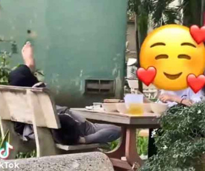 Chờ người yêu ăn chậm, chàng trai gác chân lên ghế 'đánh' luôn một giấc ngon lành