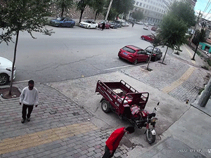 Hai người đàn ông may mắn thoát nạn ngay sau khi chiếc xe mất lái lao lên vỉa hè
