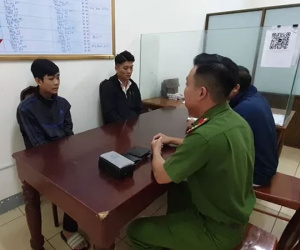 2 vệ sĩ quán bar cướp giật túi xách của 2 cô gái trong đêm khuya