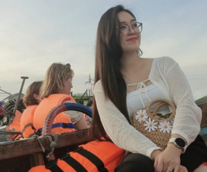 Em gái Lê Phương mặc áo lưới xuyên thấu vẫn đẹp dịu dàng đúng mực một MC