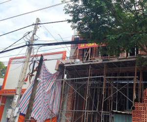 Sau tiếng nổ lớn, nữ công nhân bị điện giật cháy nửa người