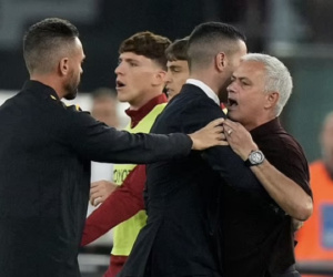 Mourinho nhận thẻ đỏ, Roma gục ngã trước Atalanta
