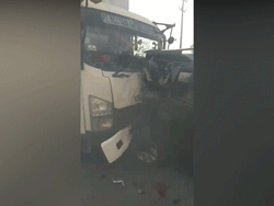 Clip: Tai nạn liên hoàn khiến 13 xe đâm nhau trên cao tốc chỉ vì dân đốt cỏ ven đường
