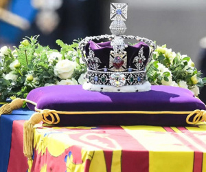 Bí mật Vương miện Đế chế đặt trên linh cữu Nữ hoàng Elizabeth II