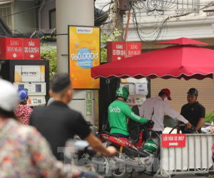 Hà Nội: Loạt điểm bán treo biển hết xăng, nhiều cột bơm đột nhiên lăn ra... 'ốm'