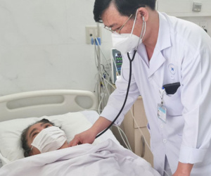 Vào viện vì đau ngực dữ dội, người phụ nữ vừa phải sốc điện 30 lần vừa can thiệp tim mới thoát 'cửa tử'