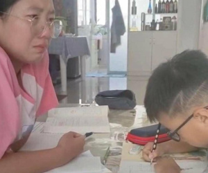 Xung phong dạy em trai học bài, phản ứng của chị gái sau đó khiến ai nấy vừa thương vừa đồng cảm