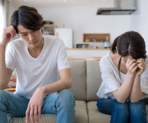 Vô tình để lộ việc góp tiền nuôi bố chồng, tôi bị chồng đuổi ra đường