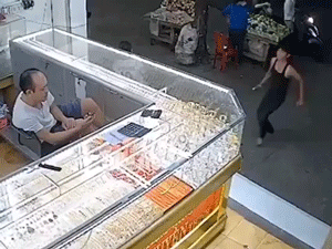 Cận cảnh màn 'cướp của tiệm vàng chia ra ngoài đường' của thanh niên ở Bình Dương
