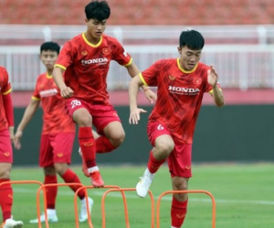 NÓNG: Hai tuyển thủ Việt Nam dính Covid-19
