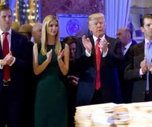 Ông Donald Trump và ba con đồng loạt bị kiện