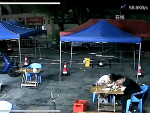 'Miếng ăn đến mồm còn rơi': Hài hước cảnh hai thanh niên 'số nhọ' khi đang thưởng thức ẩm thực đường phố