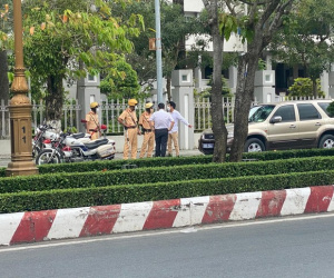 Tạm giữ ô tô biển xanh chở luật sư dự tòa