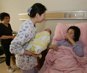Đẻ xong nằm viện 3 ngày, sáng nào mẹ chồng cũng cho ăn 1 món khiến nàng dâu nghẹn ngào