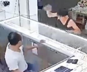 Vụ nam thanh niên đập tủ kính, ném vàng ra đường: Không dám tự tử nên 'làm loạn' để được đi tù