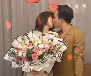 Clip: Hari Won khóa môi Trấn Thành hậu nghi vấn ly hôn, một chi tiết khác lạ trên gương mặt khiến netizen xôn xao