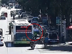 Mở cửa xe thiếu quan sát, tài xế xe con thiếu chút khiến xe buýt gây họa cho người đi đường