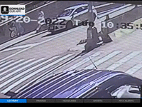 Cần cẩu rơi trúng xe đang đứng chờ đèn đỏ giữa ngã tư và cái kết khiến tất cả kinh ngạc