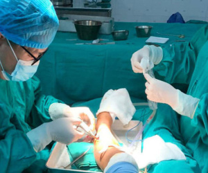 Bé trai 14 tuổi dập nát cơ cẳng chân trái vì súng tự chế