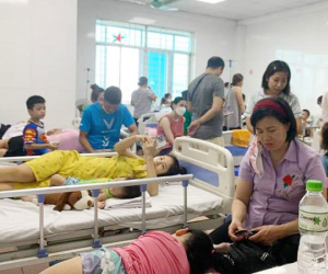 Hà Nội: Trẻ nhập viện tăng mạnh, 1 bác sĩ chăm 30 bệnh nhi