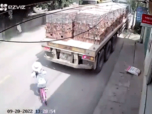 'Non nớt' khi gặp tình huống bị khuất tầm nhìn, bé gái suýt gặp tai nạn thương tâm trên đường đạp xe đi học