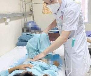 Bé trai bị thanh sắt đâm xuyên hậu môn từ trò đùa của bạn