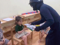 Màn huấn luyện phòng 'Mẹ Mìn' của các cô giáo khiến các bé khóc thét nhưng phụ huynh hưởng ứng nhiệt liệt