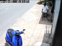Tưởng người đàn ông định trộm chiếc xe ga đắt tiền, nhưng thứ cầm trên tay khiến tất cả ngã ngửa