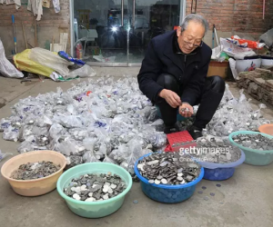 Xôn xao cụ ông qua đời để lại cả tủ tiền, con cháu ngồi hì hục đếm