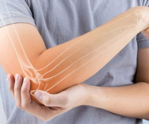 Căn bệnh khiến người mắc không thể nhấc tay mặc áo, đánh răng