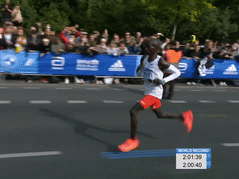 Huyền thoại marathon Eliud Kipchoge tự phá kỷ lục thế giới ở tuổi 37