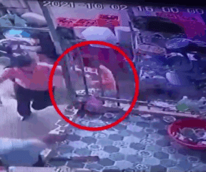 Clip: Trốn công an, người phụ nữ chạy vào nhà dân rồi ngồi rửa bát