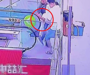 Nhanh tay cứu bé gái đang cheo leo ở thang cuốn, người đàn ông lại hứng chỉ trích vì 'bàn tay hư'