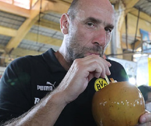 'Người khổng lồ' Jan Koller cùng dàn huyền thoại Dortmund thưởng thức nước dừa, đi xích lô trên đường phố TP.HCM