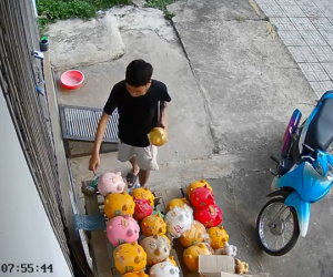 Clip: Dân mạng tán thưởng khi chứng kiến hành động đẹp của chàng trai mua đồ lúc vắng chủ tiệm