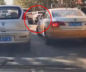 Dừng xe ném rác ra đường, tài xế taxi nhận được bài học đích đáng