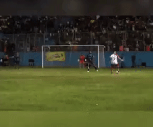 Ronaldinho gây sốt khi lập tuyệt phẩm trong ngày tái xuất