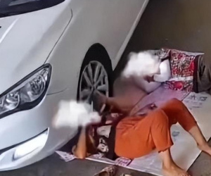 Clip: Ngủ trưa bên vệ đường, người phụ nữ vẫn có thể ngồi dậy sau khi bị xe con cán qua đầu
