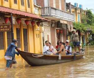 Hội An ngập sâu, du khách thuê ghe ra phố sau bão