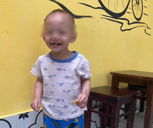 Hà Nội: Bé trai 2 tuổi bị bỏ rơi kèm bình sữa ấm giữa trời mưa