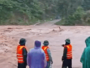 Lũ cuồn cuộn cô lập trăm hộ dân, cán bộ gác chặn không để ai mất tích