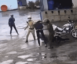 NÓNG: Tạm đình chỉ 4 cảnh sát liên quan vụ đánh, đá 1 nam sinh