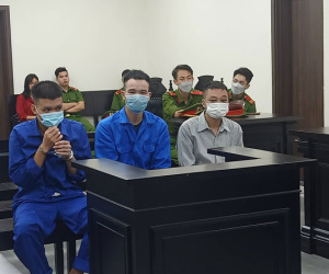 Hai cha con đi đánh ghen, trấn lột nhân tình của mẹ